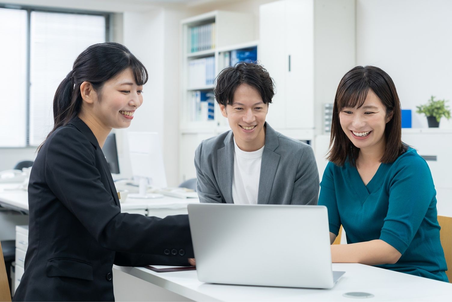 牧昇土地株式会社 スタッフによるご相談対応の様子